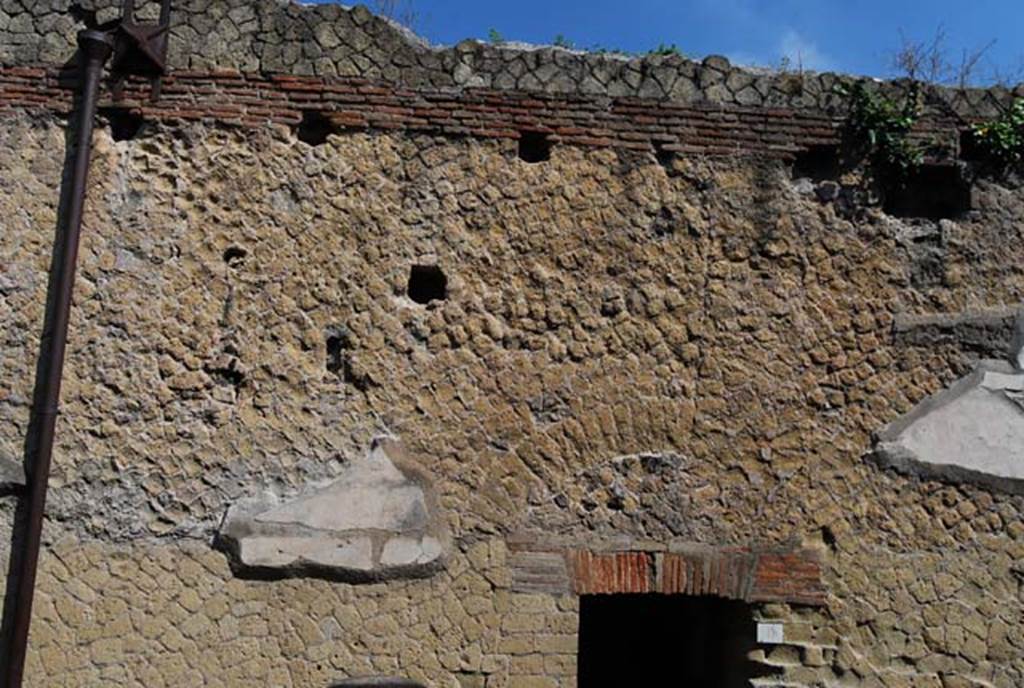 VI.9, Herculaneum, June 2008. Upper facade above entrance doorway. Photo courtesy of Nicolas Monteix.